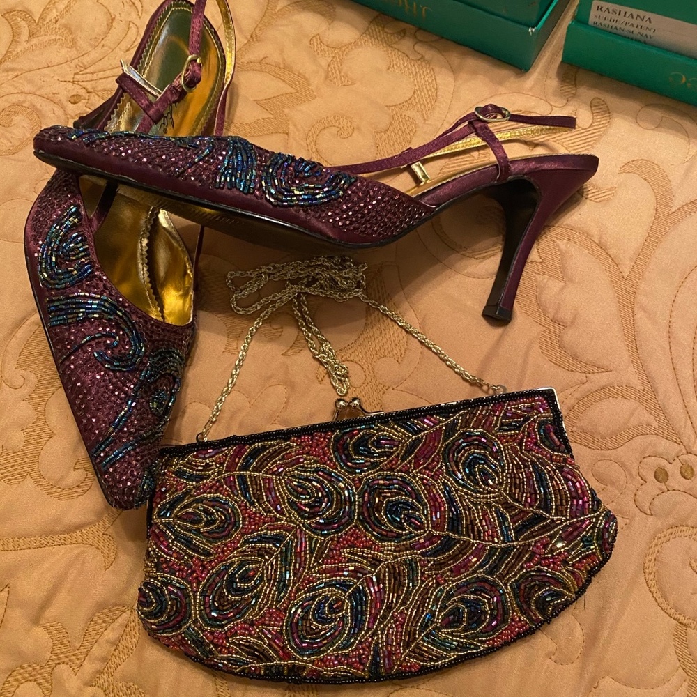 3 inch sequin heals with the matching clutch.